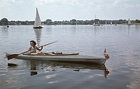 1943. Berlin. Havel. Paddeltour. Frau in einem Faltboot